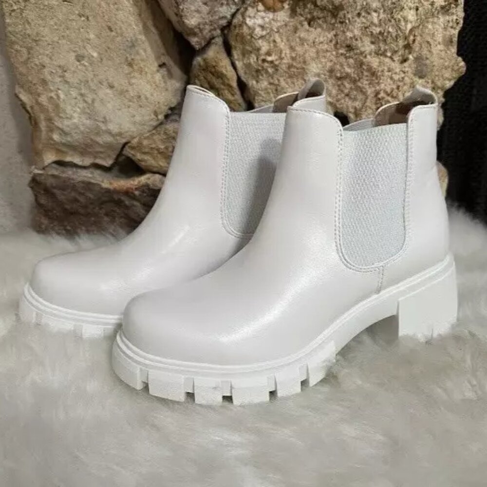 Soda White Lug Sole Elastic Gore Chelsea Fashion Wide Ankle Boots SIze: 7